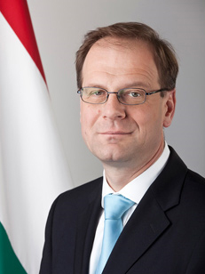 Navracsics Tibor miniszterelnök-helyettes, közigazgatási és igazságügyi miniszter