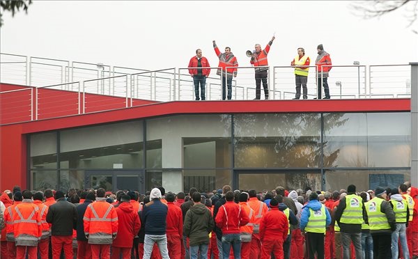 Kétórás figyelmeztető sztrájkot tartottak az Audi győri motorgyárában január 28-án