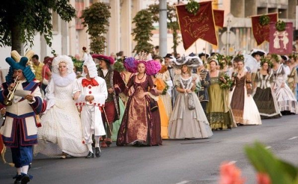 Augusztus 12-én a győri barokkesküvőn a menyasszony és a vőlegény több ezer ember előtt fogad örök hűséget
