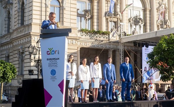 Borkai Zsolt polgármester elhelyezi az Európai Ifjúsági Olimpiai Fesztivál Rómából hozott lángját a győri Városháza előtt