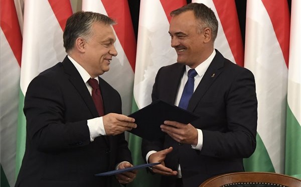 Orbán Viktor miniszterelnök és Borkai Zsolt polgármester a Modern városok program keretében írt alá együttműködési megállapodást 