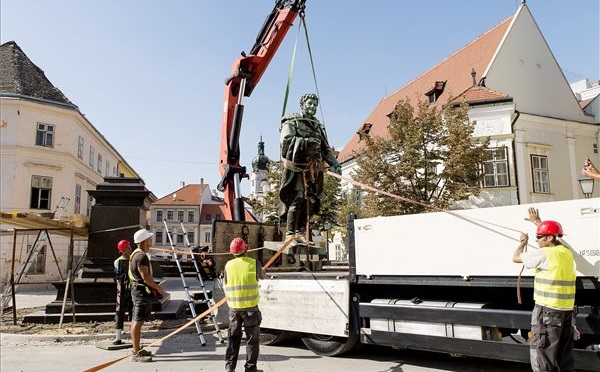 Decemberre befejeződik a győri Bécsi kapu tér felújítása