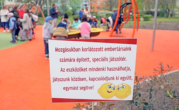 Mozgáskorlátozott gyerekeknek épült játszótér Győrben - forrás: gyor.hu