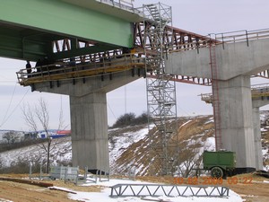 Tolják a győri hidat