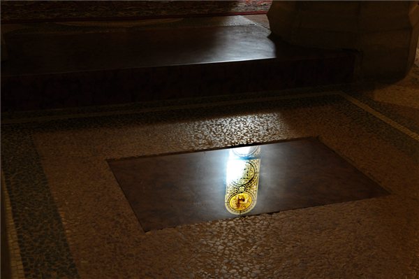 Márványlappal lezárt urnahely a Pannonhalmi Bencés Főapátság bazilikájának altemplomában, ahová 2011. július 17-én örök nyugalomra helyezik Habsburg Ottó, az utolsó magyar király és osztrák császár legidősebb fiának szívurnáját. MTI Fotó: Matusz Károly