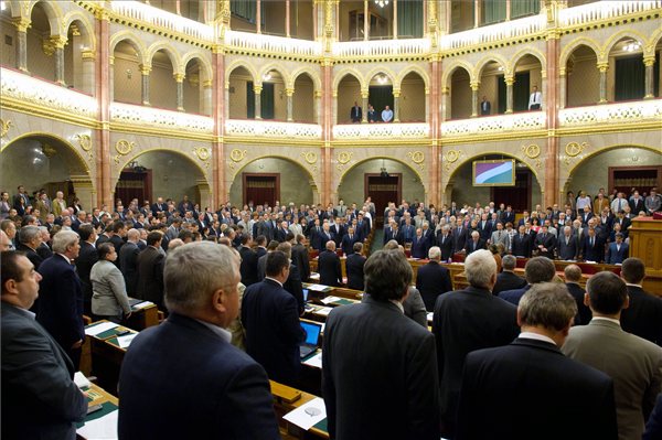 Egy perces néma csend a Parlamentben, Habsburg Ottó emlékére. Fotó: MTI