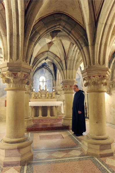 Hortobágyi Cirill perjel áll a Pannonhalmi Bencés Főapátság bazilikájának altemplomában, ahol 2011. július 17-én örök nyugalomra helyezik Habsburg Ottó, az utolsó magyar király és osztrák császár legidősebb fiának szívurnáját. MTI Fotó: Matusz Károly