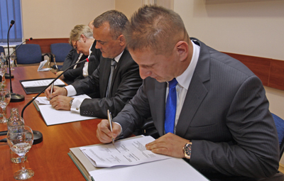 Borkai Zsolt mellett Papp László a Kisalföld Volán Zrt. vezérigazgatója írt alá