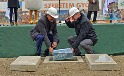 Simicskó István tette le a győri csarnok alapkövét