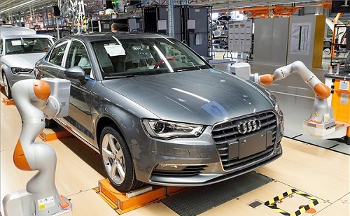 Robotok mérik az illesztéseket az Audi-gyárban