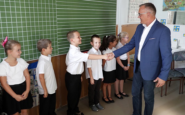 A győri önkormányzat is adott iskolakezdési csomagot - forrás: gyor.hu