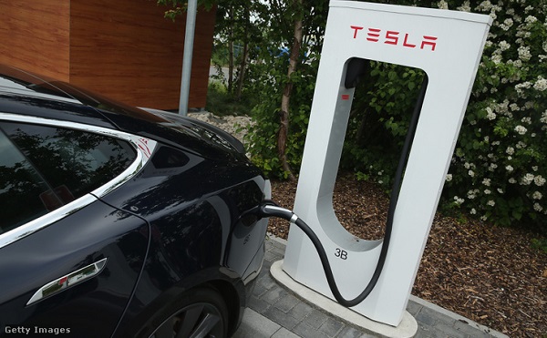 Győrben helyezett üzembe gyorstöltőt a Tesla
