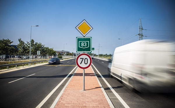 Átadták a 83-as út kibővített szakaszát