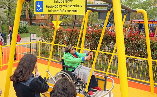 Mozgáskorlátozott gyerekeknek épült játszótér