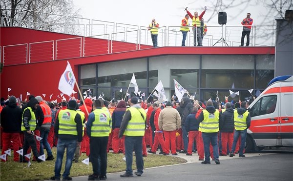 Mintegy négyezren sztrájkoltak a győri Audiban
