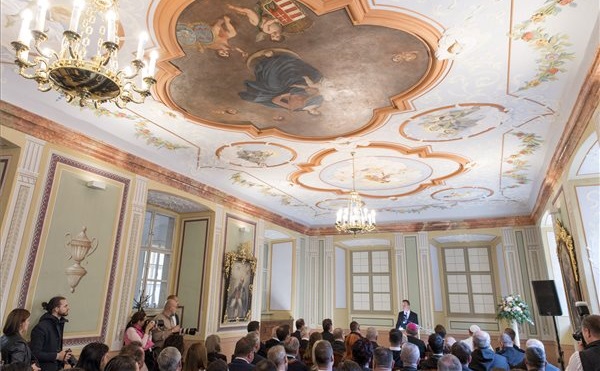 Átadták a győri bencés gimnázium felújított refektóriumát