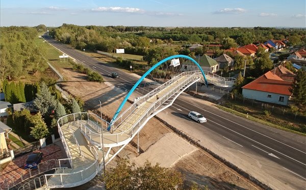 Gyalogos és kerékpáros felüljárót adtak át Győrben