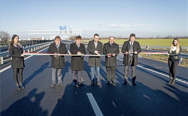 Átadták az M15-ös autóút kétszer kétsávos autópályává bővített szakaszát