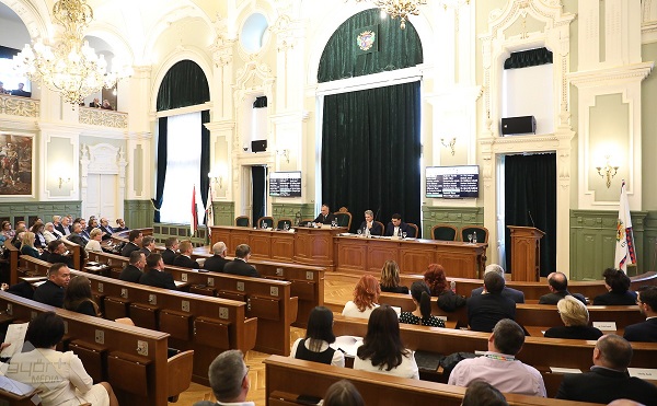 Bemutatta alpolgármestereit Győr új polgármestere