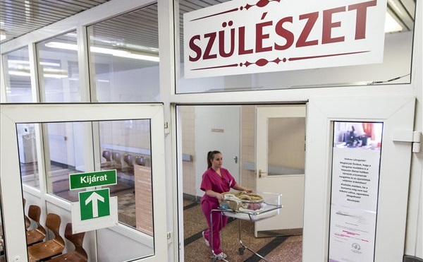 Átadták a győri kórház felújított, családbarát szülészeti részlegét