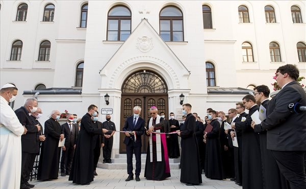 Átadták a felújított Brenner János Hittudományi Főiskola épületét