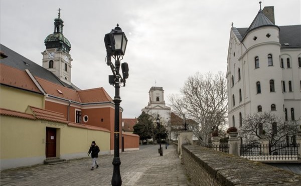 Nemzeti eml&eacute;khelly&eacute; nyilv&aacute;n&iacute;tott&aacute;k a győri K&aacute;ptalandombot