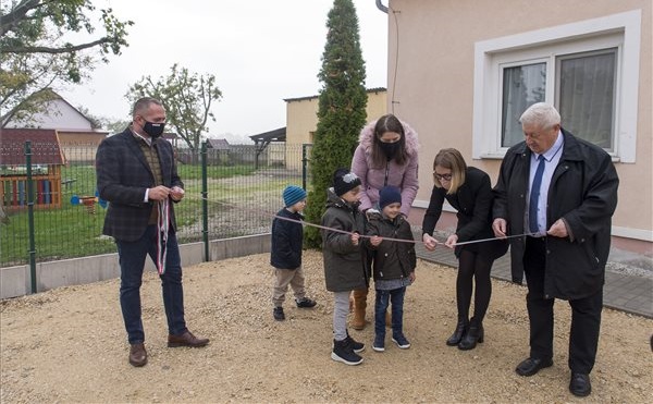 Átadták a megújult óvodaudvart Osliban