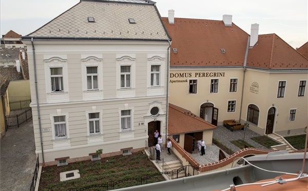Zarándokházat adtak át a győri Káptalandombon