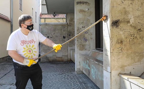 Eltűntek a falfirkák a Káptalandomb épületeiről