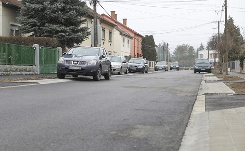 Új parkolóhelyek is kerülhetnek a felújított Mayer utcába 